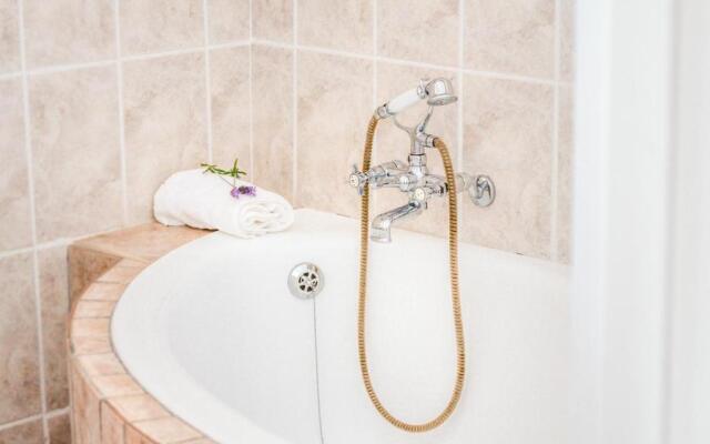 438 St Martini Gardens