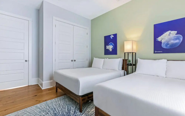 Spacious 4BR Condo with Pool