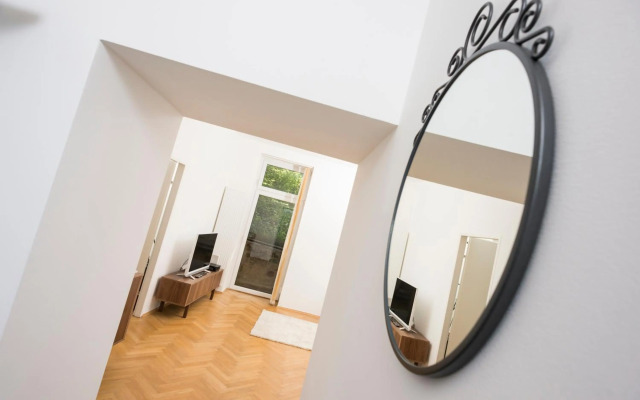 Garden Lounge Satzberg by ichbucheAT