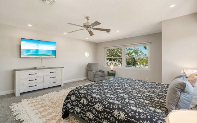 Sarasota Waterfront Pool Home With Dock