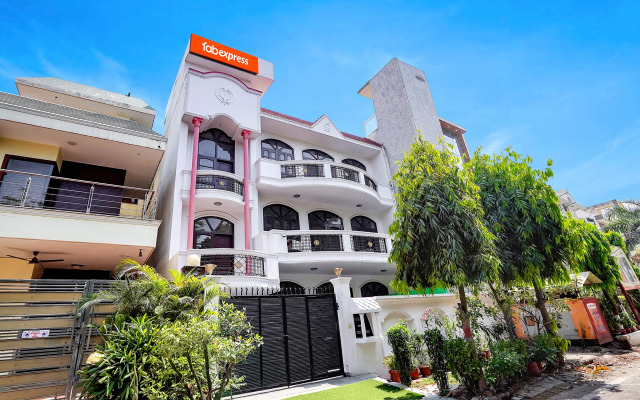 FabExpress IVY Inn Sector 35