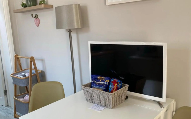 Hugo Mews Bright Studio Apartment