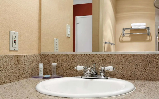 Travelodge Inn & Suites by Wyndham Gardena CA