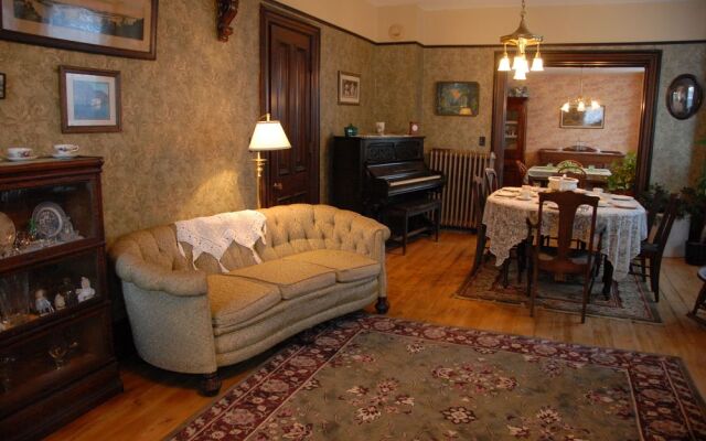 Stauer House B & B