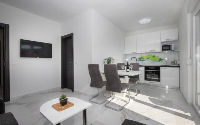 Jakov - Modern and Cosy With Pool - B2