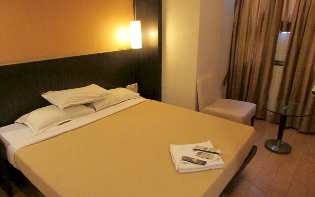 Capital O 74167 Hotel Mourya Residency