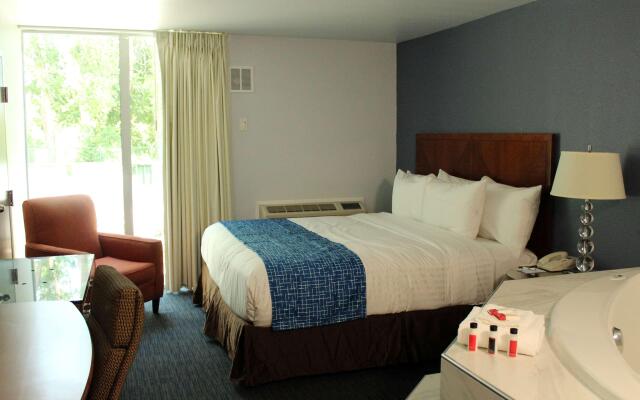 Travelodge by Wyndham Water’s Edge Hotel - Racine