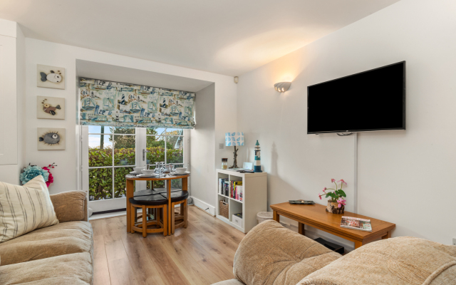 12 Rhodewood - Modern Apartment Close to Village and Beach