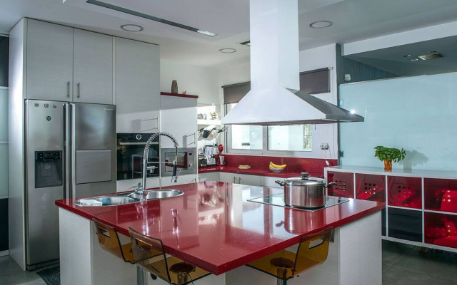 Amazing 4 bedroom villa very close to the beach