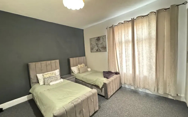 Manchester - House - Sleeps 6 - Parking - Garden