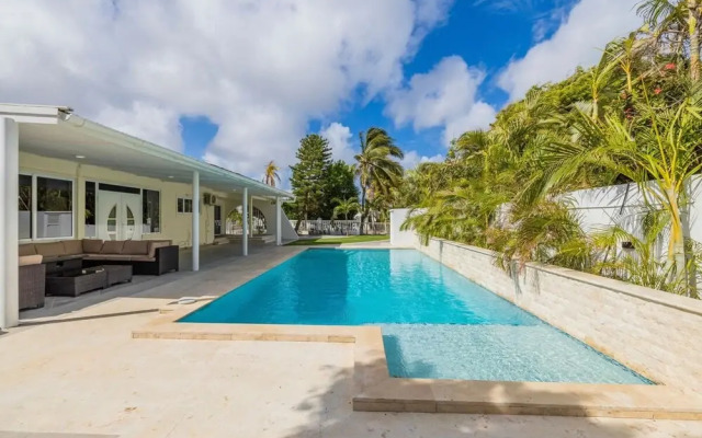 New 5 Bedroom Private Pool Near Superfood