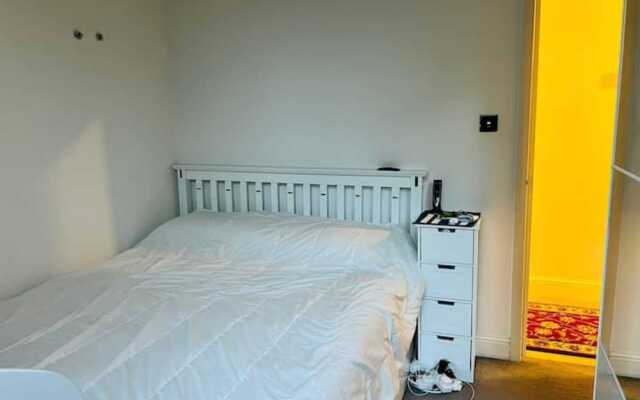 Comfortable 2 Bedroom Apartment in West London