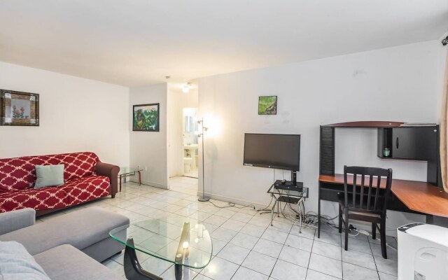 Magnificent Studio at Leaside -10 Mins to Downtown