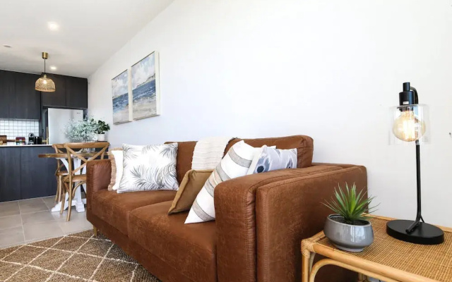 Elegant Bay Side 1-bed Apartment With Views