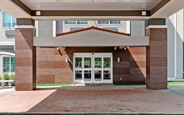 La Quinta Inn & Suites by Wyndham Raymondville