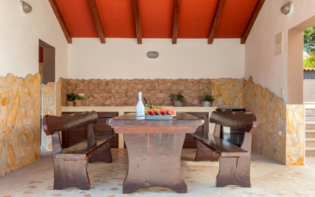 Awesome Home in Premantura With Wifi and 5 Bedrooms