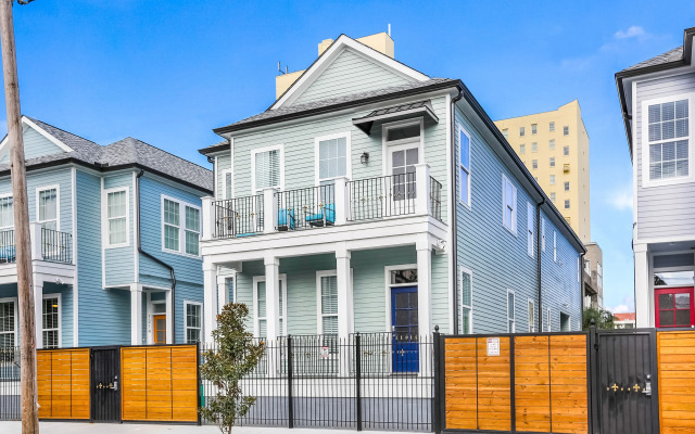 Spacious 5BR Urban Retreat with Balcony & Pool