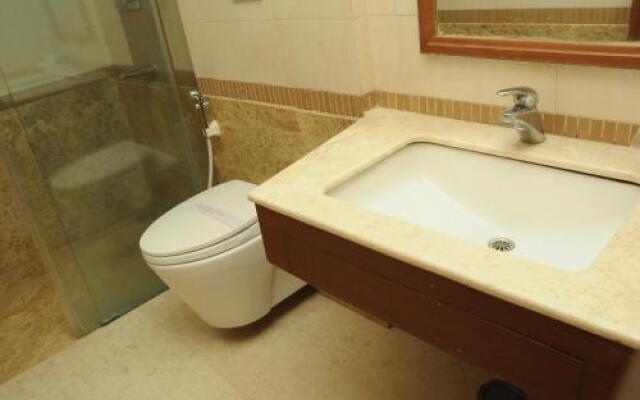 Ponnis Grand Inn