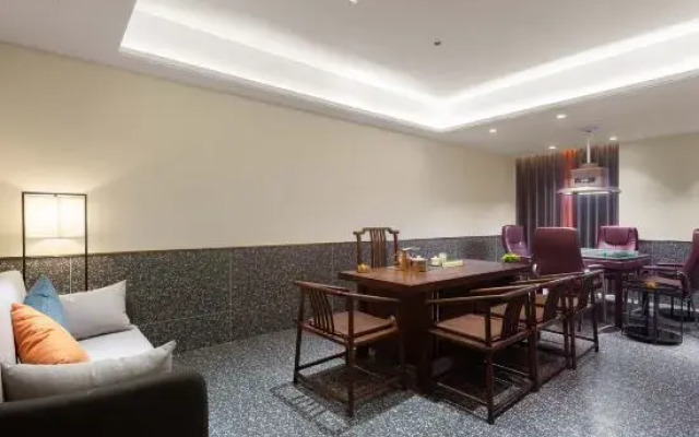 Qionghai Changlong Hotel (Yinhai Zaliang Street)