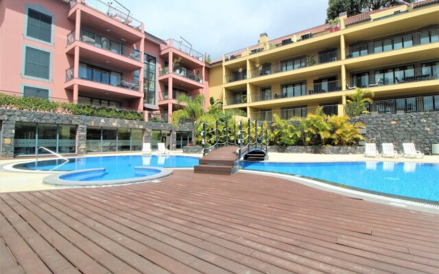 Living Apartment With Private Pool, Jacuzzi and Gym