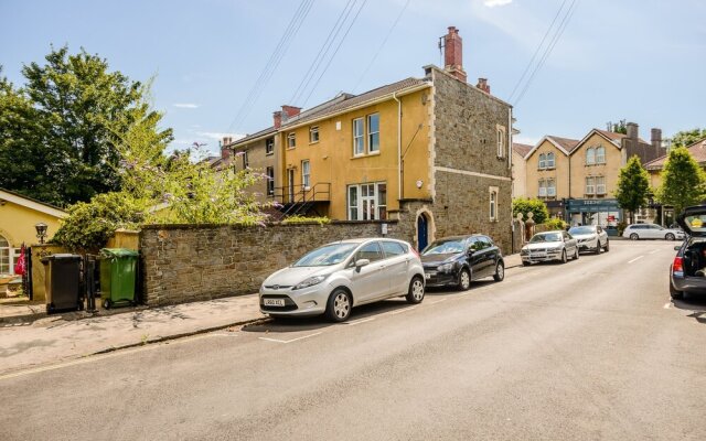 Spacious 4 Bedroom Home on Gloucester Road