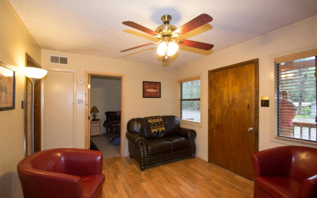 Upper Canyon Inn & Cabins