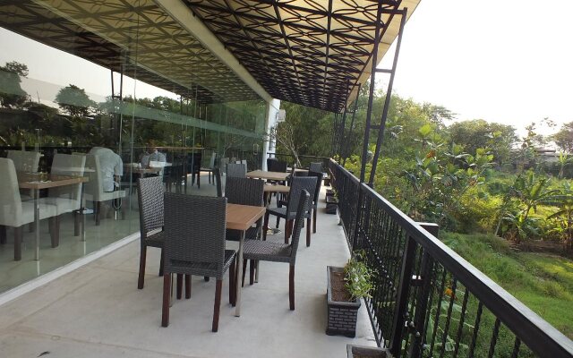Front One Hotel Airport Solo