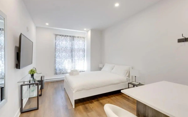 M11 Upscale Studio w Queen Bed AC Prime Location