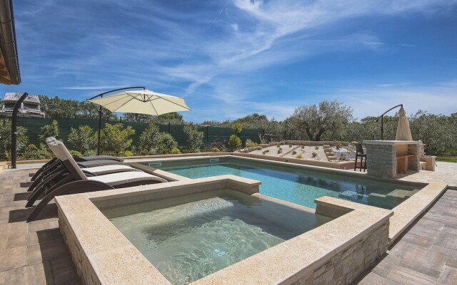 Modern Holiday Home in Medulin With Pool