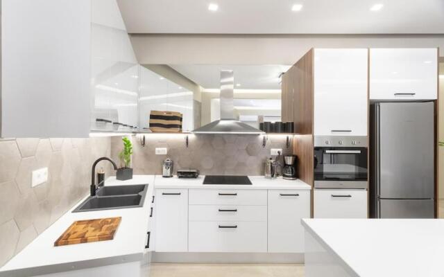 Deluxe 3-BDRM Urban-industrial Apt at Acropolis