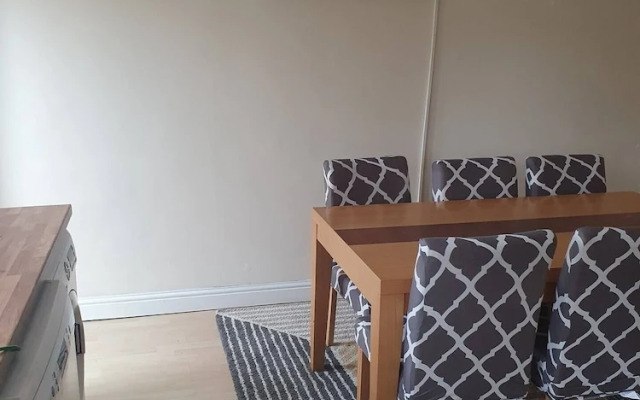 5-bed House With Separate Living Room