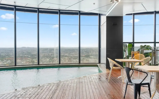 CBD High-rise 1-bed With Pool, Gym & Views