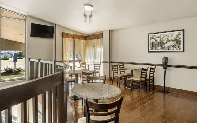 AmericInn by Wyndham Grand Rapids Airport North