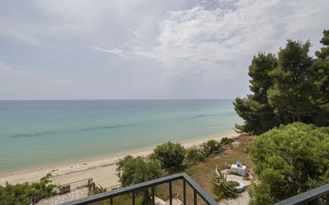 Poseidon Seafront Apartment by Rentalspro