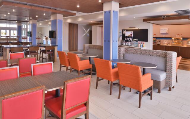 Holiday Inn Express & Suites Madison by IHG