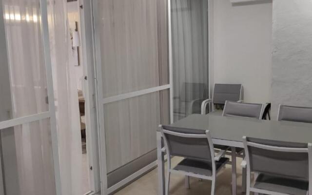 Wileg 4B Luxury Two Bedroom Apartment with Shared Swimming Pool.