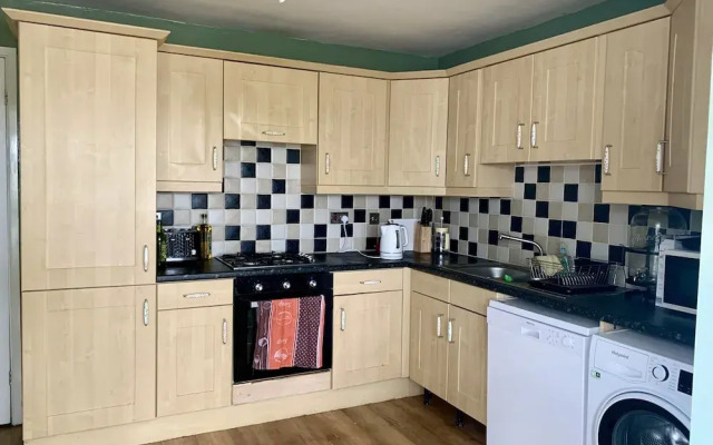 Lovely 2-bed House in Bramley With Field View