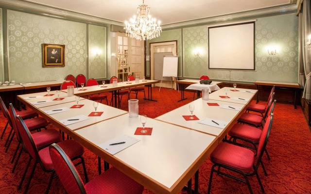 Centro National Frankfurt, Trademark Collection by Wyndham