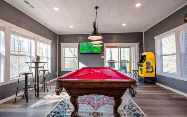 Romantic Cabin Retreat By Ghosal Luxury Lodging