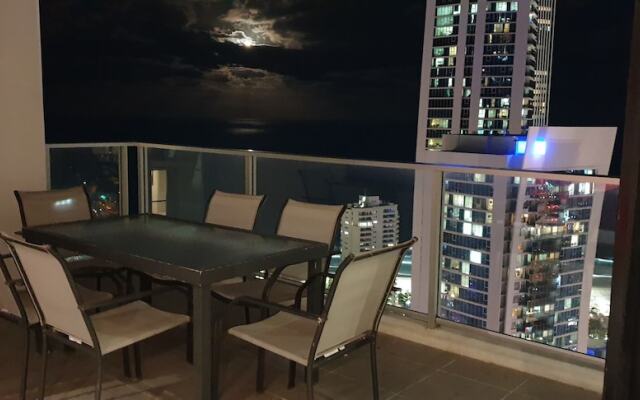 Circle on Cavill Luxury 2-Bedroom Ocean Views