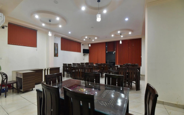 OYO 28555 Sandalee Comforts