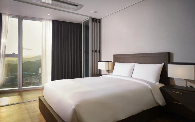 Ocean L Suite  (Beach View with 3 Bedrooms)