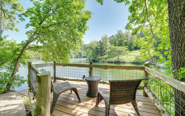 The Bella Vista Lakeside Treehouse: Dock & Kayaks!