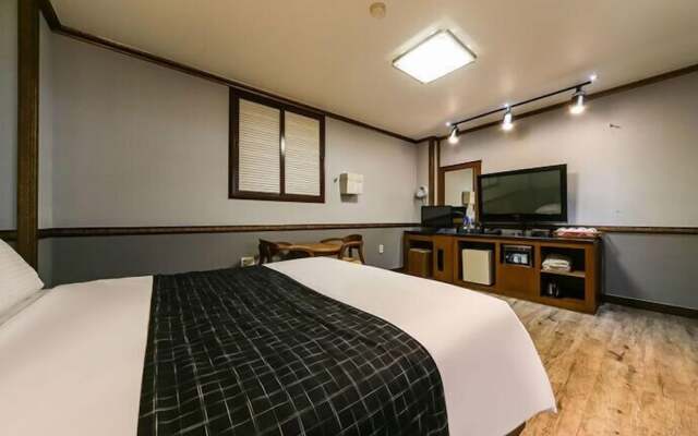 Sharp Hotel