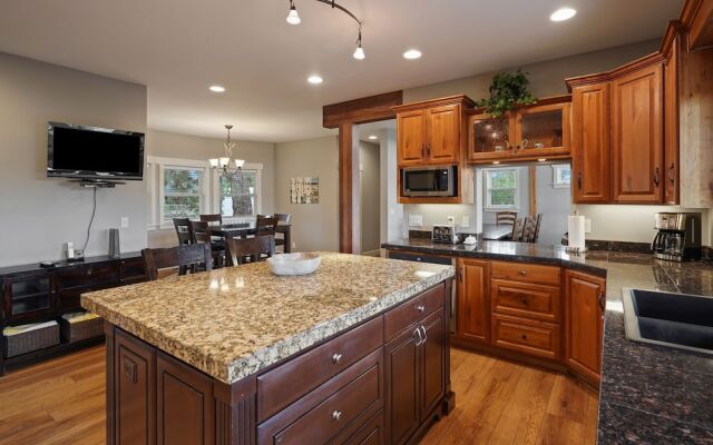 Spacious Five Peaks Home with Soaking Tub and BBQ by RedAwning