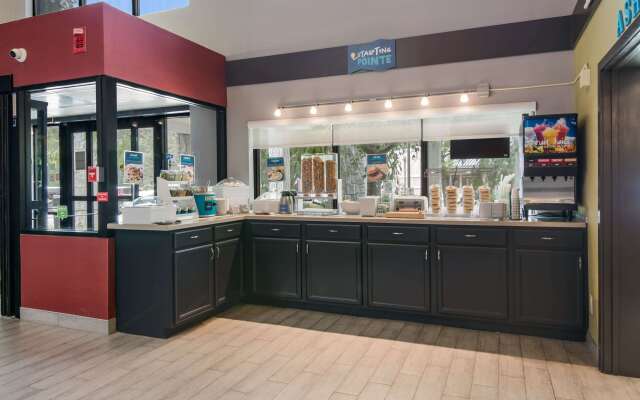 Clarion Pointe Jamestown - Falconer