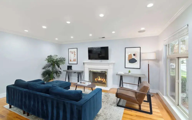 Marbella Lane Impeccable 3BR Delightful Escape