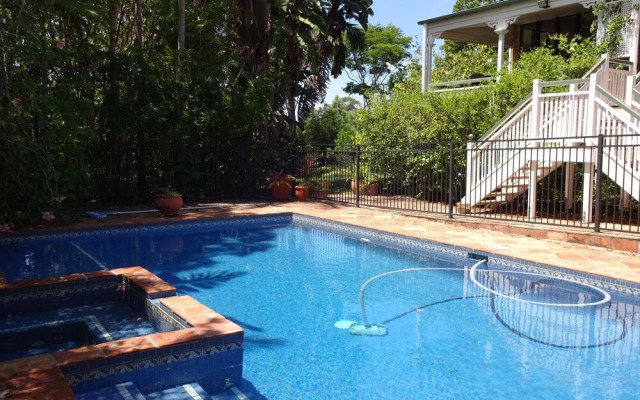 Jacaranda Lodge B&B