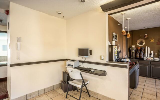 Super 8 by Wyndham Galesburg