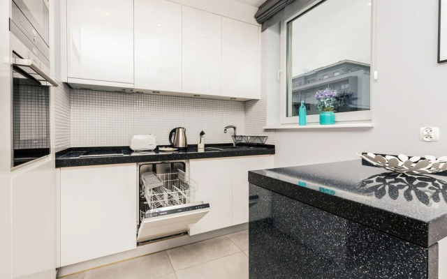 City and Sea View Apartment by Renters